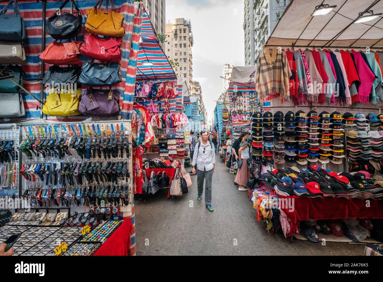 HongKong, China - November, 2019: Mode, Kleidung und Merchandise auf Street Market (Markt) Ladie's in Hongkong, Tung Choi Street Stockfoto