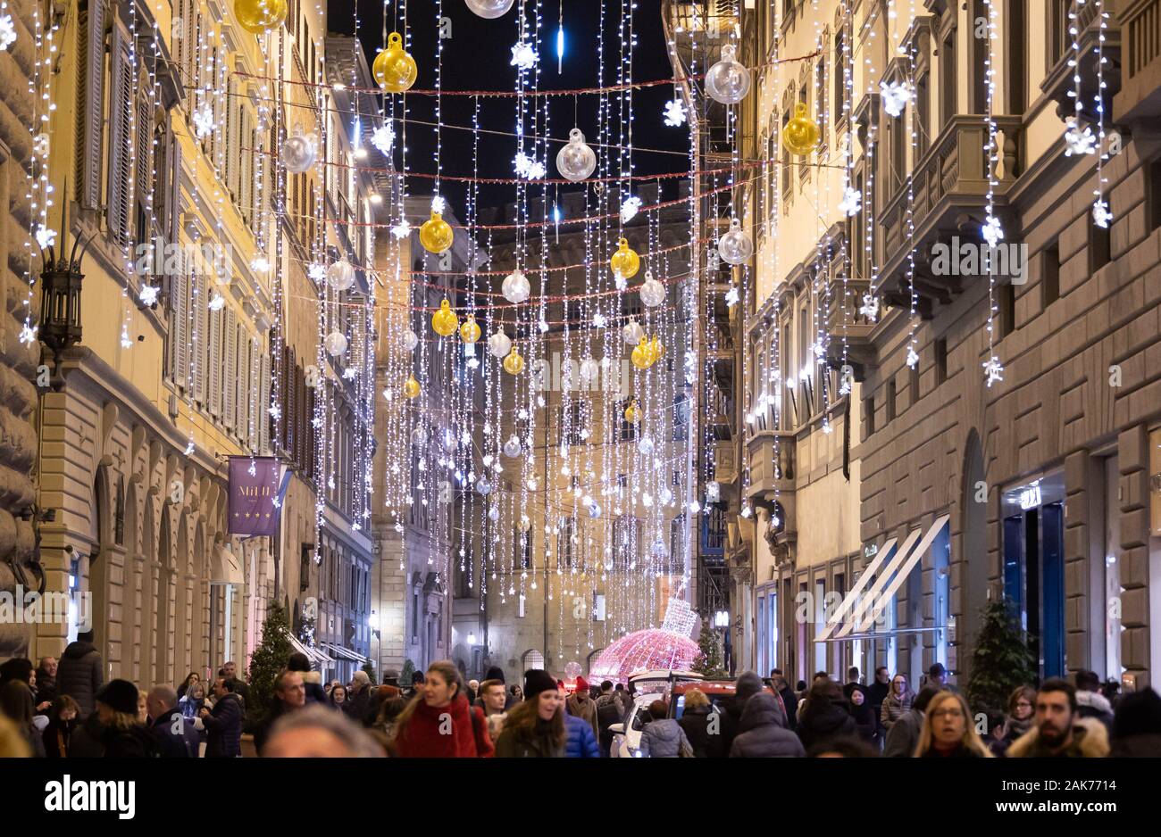 Einen allgemeinen Blick auf eine belebte Einkaufsstraße in Florenz, Italien, während der Weihnachtszeit. Stockfoto