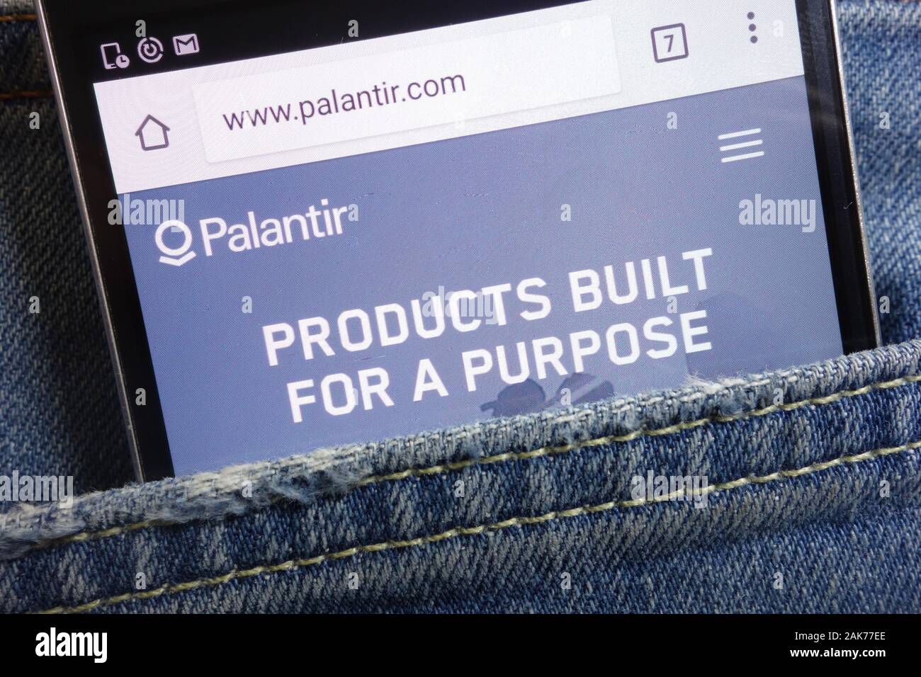 Palantir website Technologien angezeigt auf dem Smartphone in Jeans Tasche versteckt Stockfoto