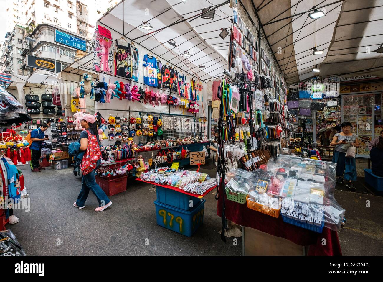 HongKong, China - November, 2019: Mode, Kleidung und Merchandise auf Street Market (Markt) Ladie's in Hongkong, Tung Choi Street Stockfoto