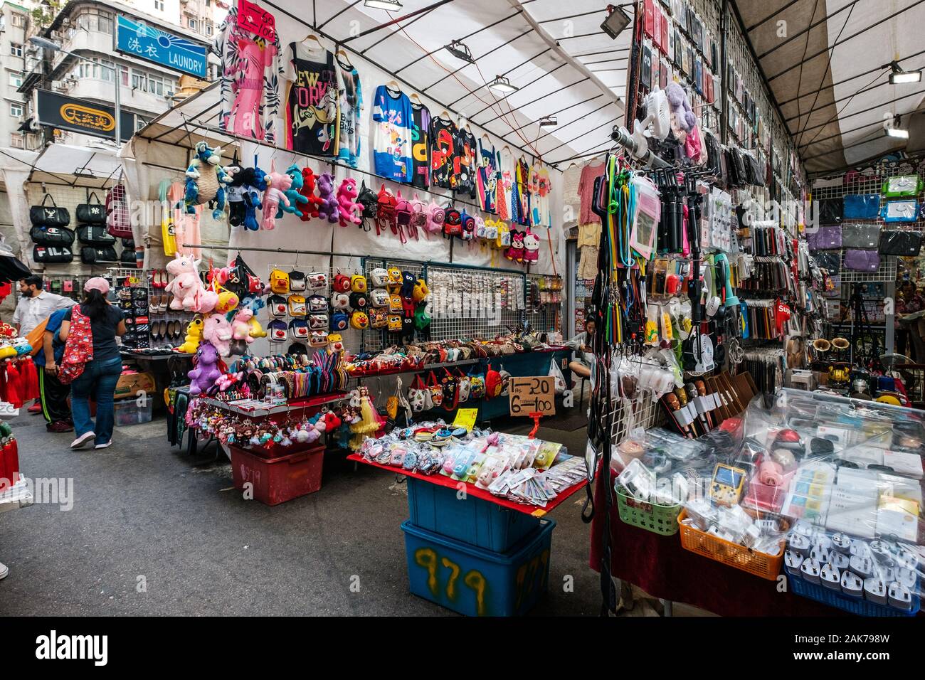 HongKong, China - November, 2019: Mode, Kleidung und Merchandise auf Street Market (Markt) Ladie's in Hongkong, Tung Choi Street Stockfoto