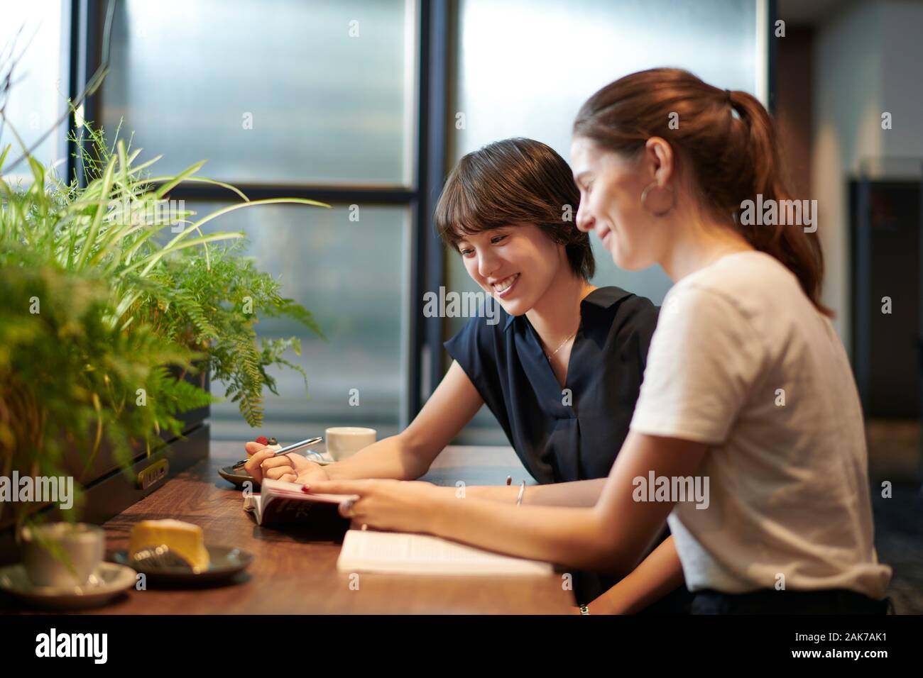 Junge Freundinnen in einem Cafe Stockfoto