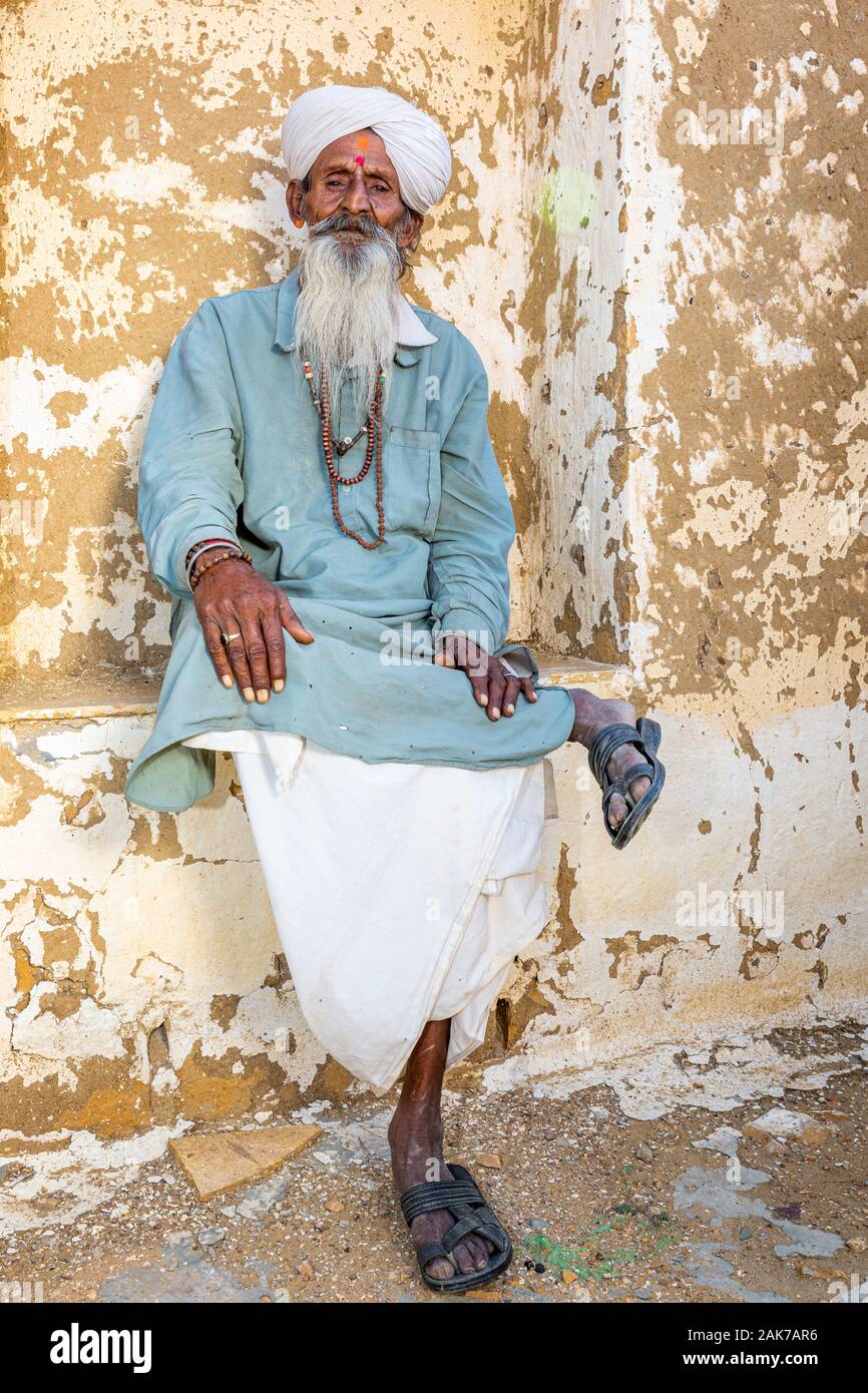 Portrait eines älteren indischen Mann in einem Dorf in der Nähe von Jaisalmer, Rajasthan, Indien Stockfoto