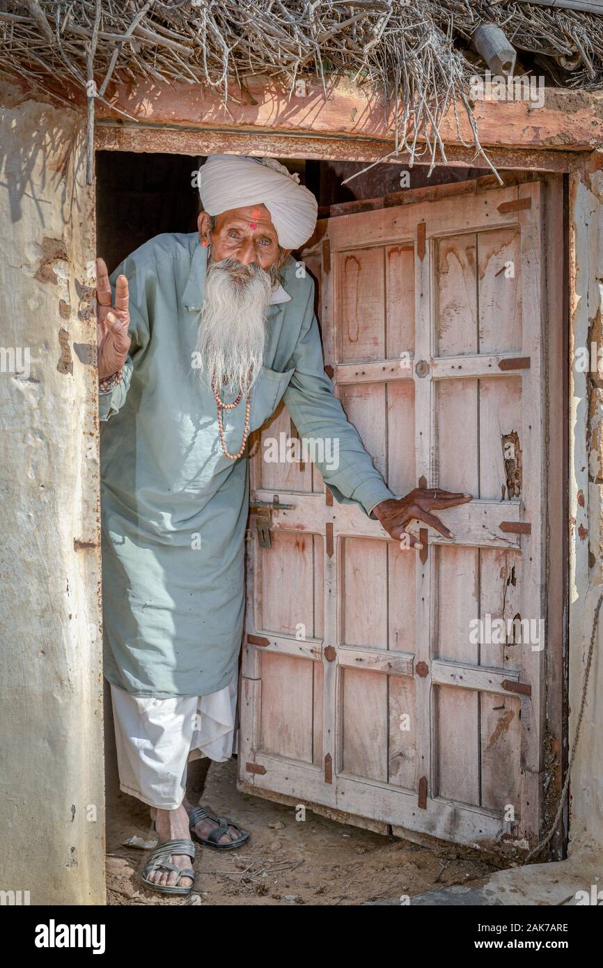 Portrait eines älteren Mannes in einem alten Haus, Wüste Thar, Rajasthan, Indien Stockfoto