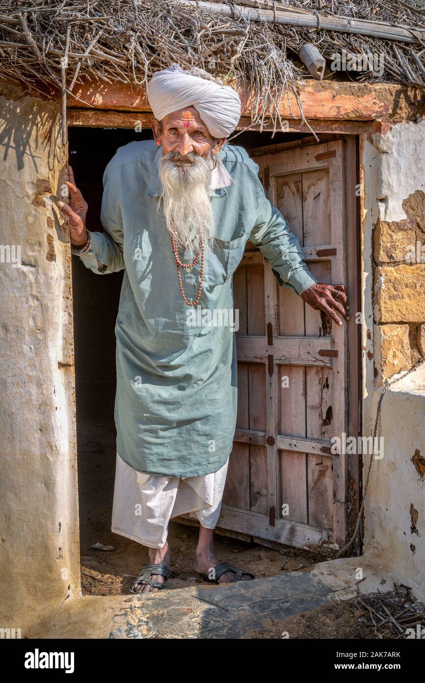 Portrait eines älteren Mannes in einem alten Haus, Wüste Thar, Rajasthan, Indien Stockfoto