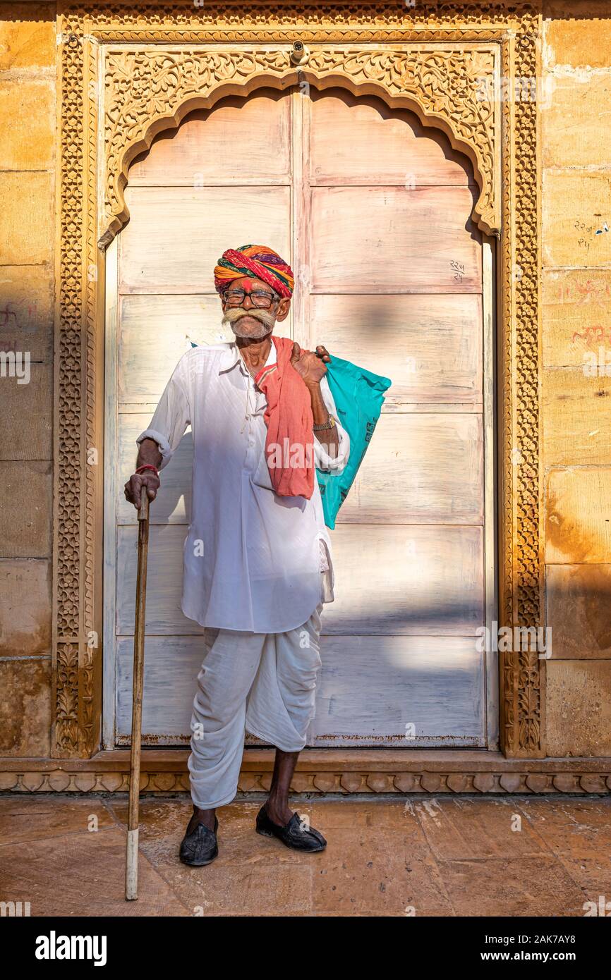 Porträt eines älteren Mannes in einem alten Haus, Jaisalmer, Rajasthan, Indien Stockfoto