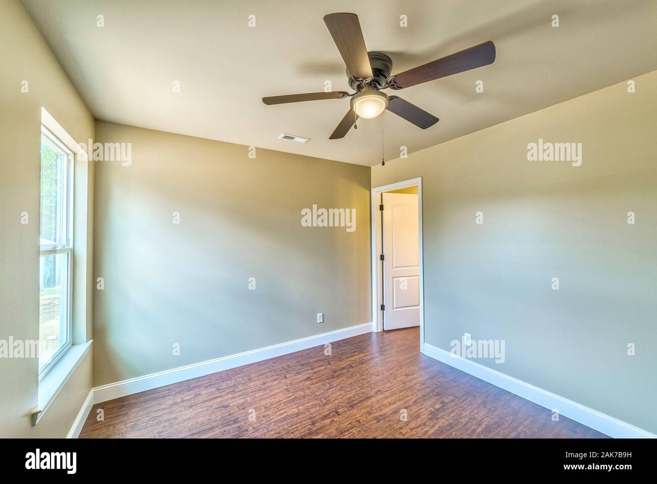 Horizontale Schuß eines leeren Schlafzimmer in einem neuen kleinen Starter home. Stockfoto