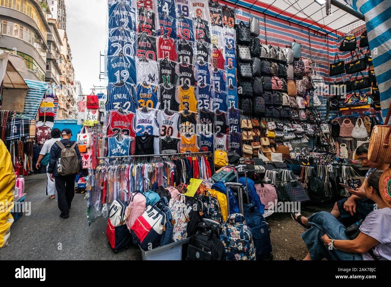 HongKong, China - November, 2019: Mode, Kleidung und Merchandise auf Street Market (Markt) Ladie's in Hongkong, Tung Choi Street Stockfoto