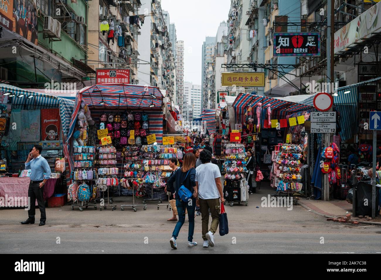 HongKong, China - November, 2019: die Menschen auf der Straße Ladie's Market (Markt) in Hongkong, Tung Choi Street, Mongkok Stockfoto