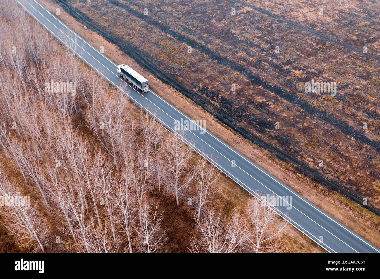 Luftaufnahme von Güterverkehr Lkw auf der Straße von Drone pov Stockfoto