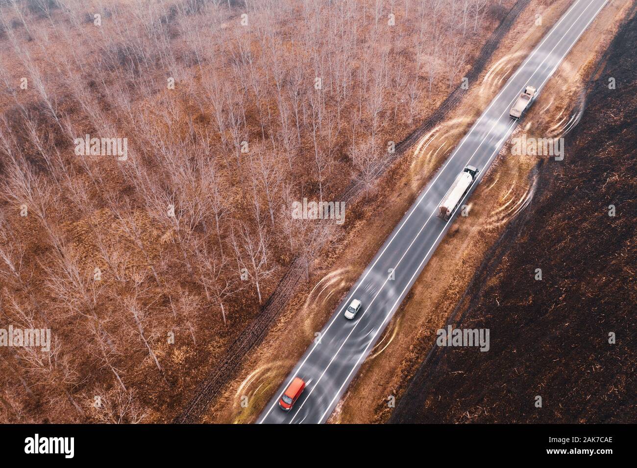 Luftaufnahme der autonomen Selbstorganisation - fahren Autos auf der Straße durch die Landschaft von Drone pov, konzeptionelle Bild mit der digitalen Erweiterung Stockfoto