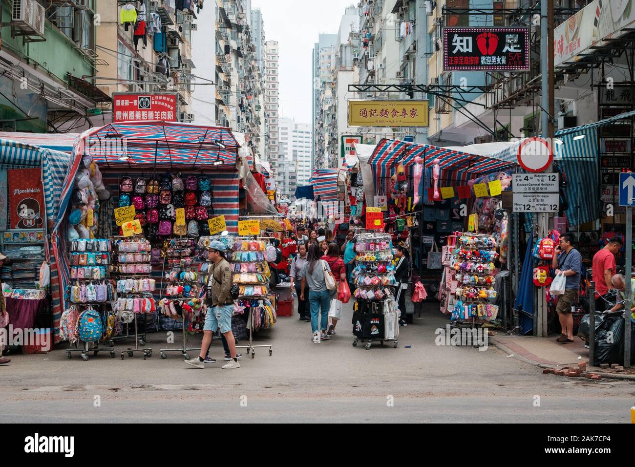 HongKong, China - November, 2019: die Menschen auf der Straße Ladie's Market (Markt) in Hongkong, Tung Choi Street, Mongkok Stockfoto