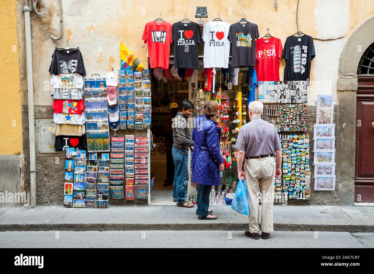 PISA, Italien - 23. MAI 2012: Touristen durchsuchen Souvenir stand Verkauf von T-Shirts und Schmuckstücke auf einer Straße, die zu den Schiefen Turm. Stockfoto
