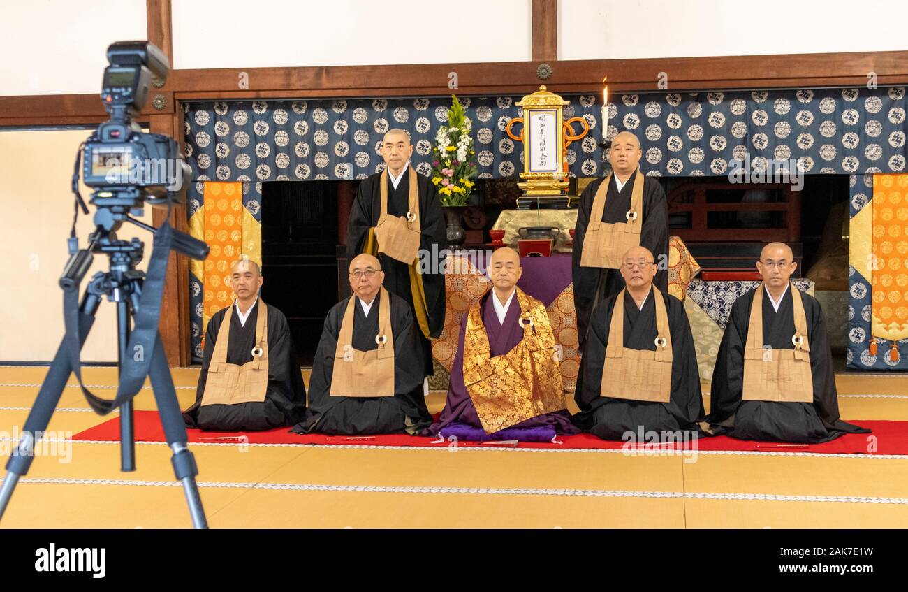 Selfie Gruppenfoto der Mönche in Zen-buddhistischen Zeremonie, Tenryū-ji Tempel, Kyoto, Japan Stockfoto