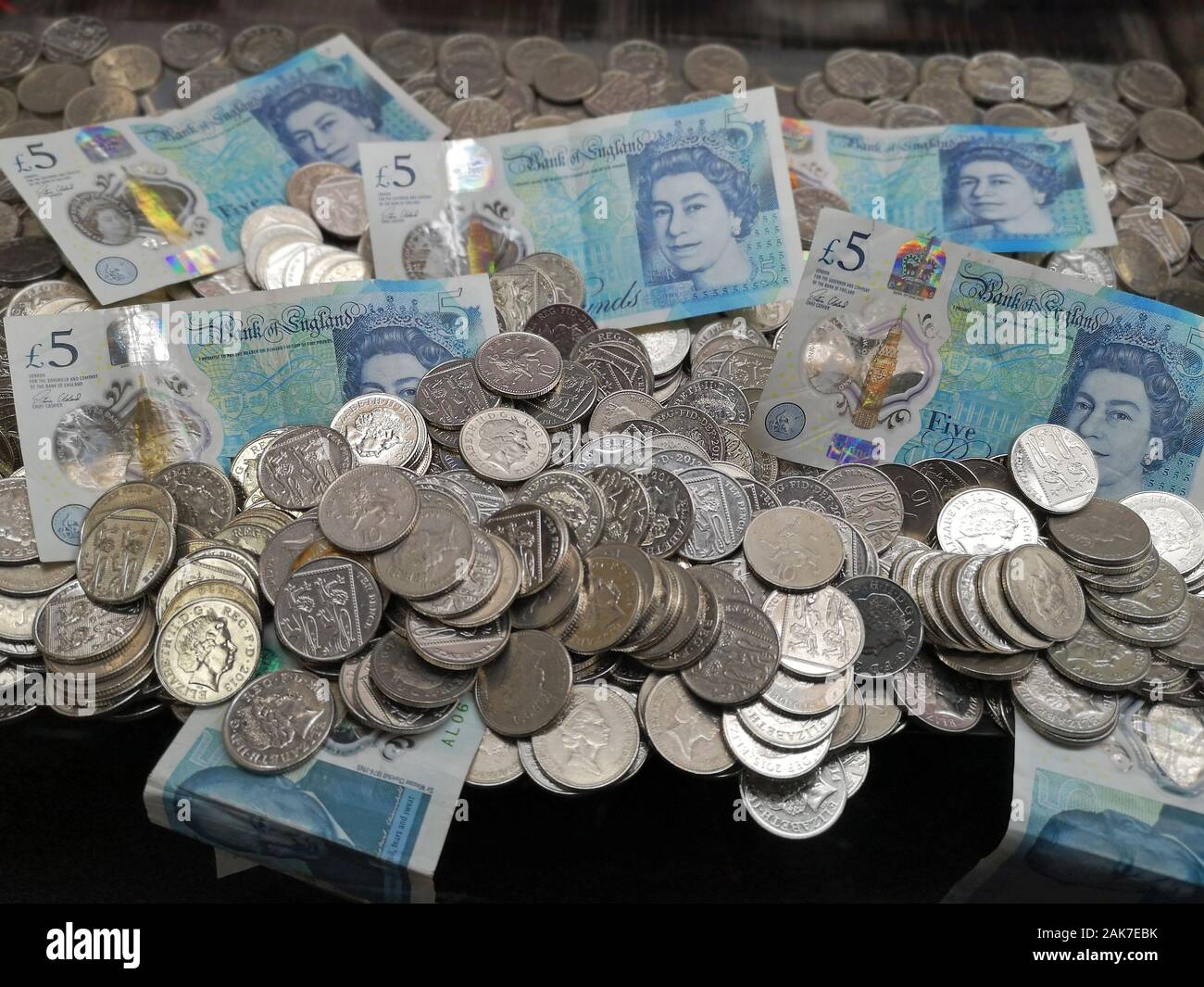 Geld ist in einer "Coin Pusher 'arcade spiel in Swanage, Dorset, November 2019 gesehen. Stockfoto