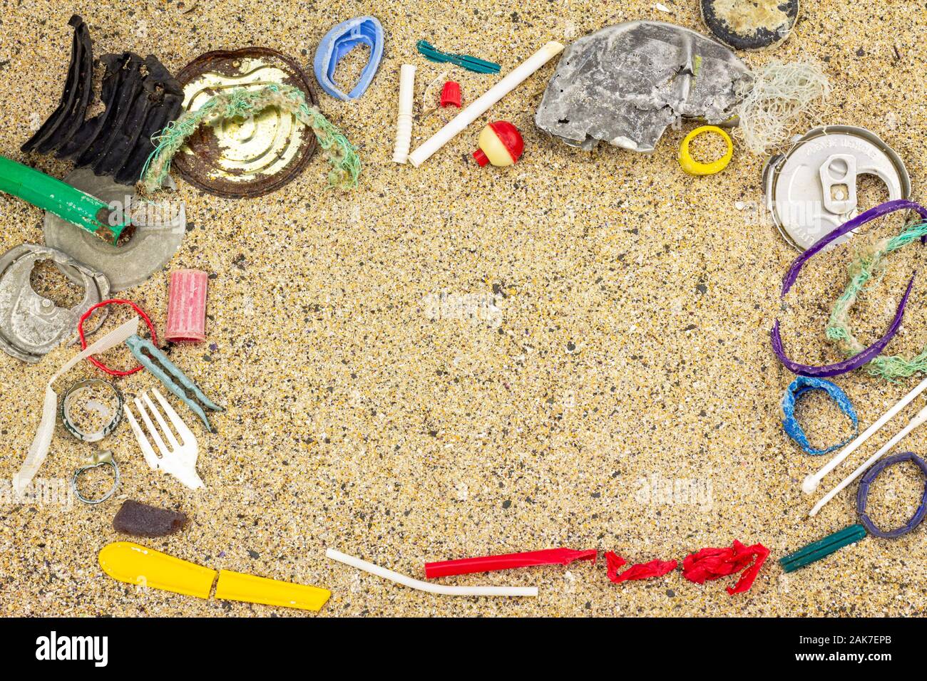 Nahaufnahme Detail der echten Kunststoff Verschmutzung gewaschen am Sandstrand, flach mit Kopie Raum legen. Stockfoto