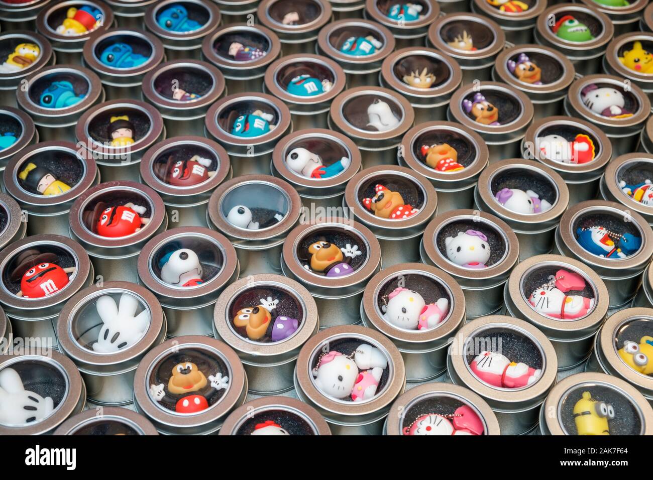 HongKong, China - November, 2019: USB-Stick mit Spielzeug/Cartoon/Comic Charaktere auf Street Market (Markt) Ladie's in Hongkong, Tung Choi Street Stockfoto