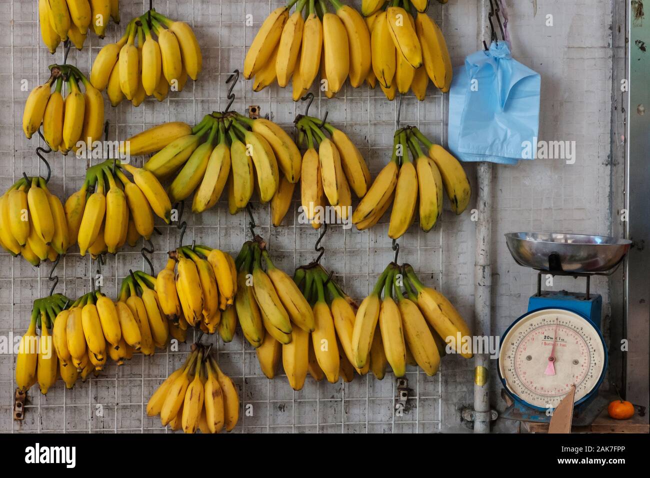 Banane Früchte hängen an der Straße zum Verkauf Stockfoto