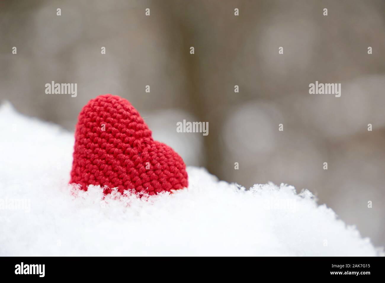 Liebe Herz, Valentinstag Karte, rote gestrickt, Symbol der Leidenschaft in den Schnee. Hintergrund für romantische Veranstaltung, Feier oder Winter Wetter Stockfoto