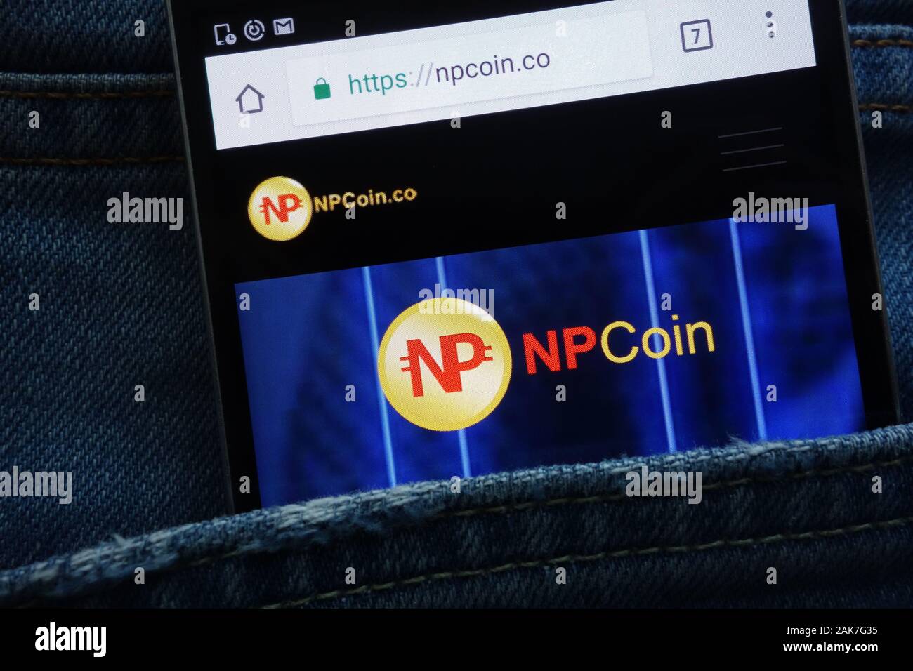 NPCoin Website angezeigt auf dem Smartphone in Jeans Tasche versteckt Stockfoto