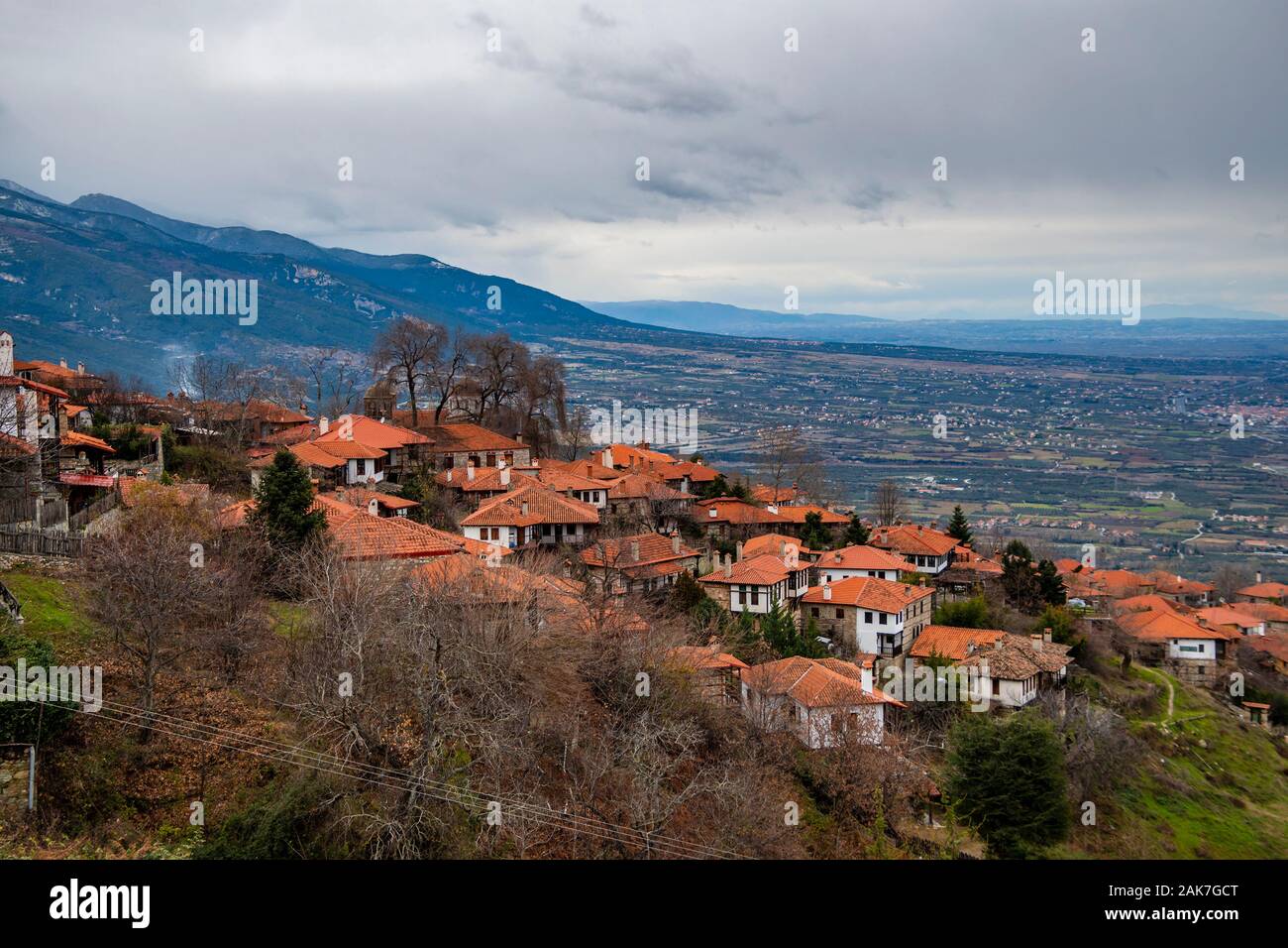 Schöne Winterlandschaft von palios Panteleimonas (Alte Panteleimon), ein traditionelles Dorf am Berg Olymp Pieria, Griechenland Stockfoto