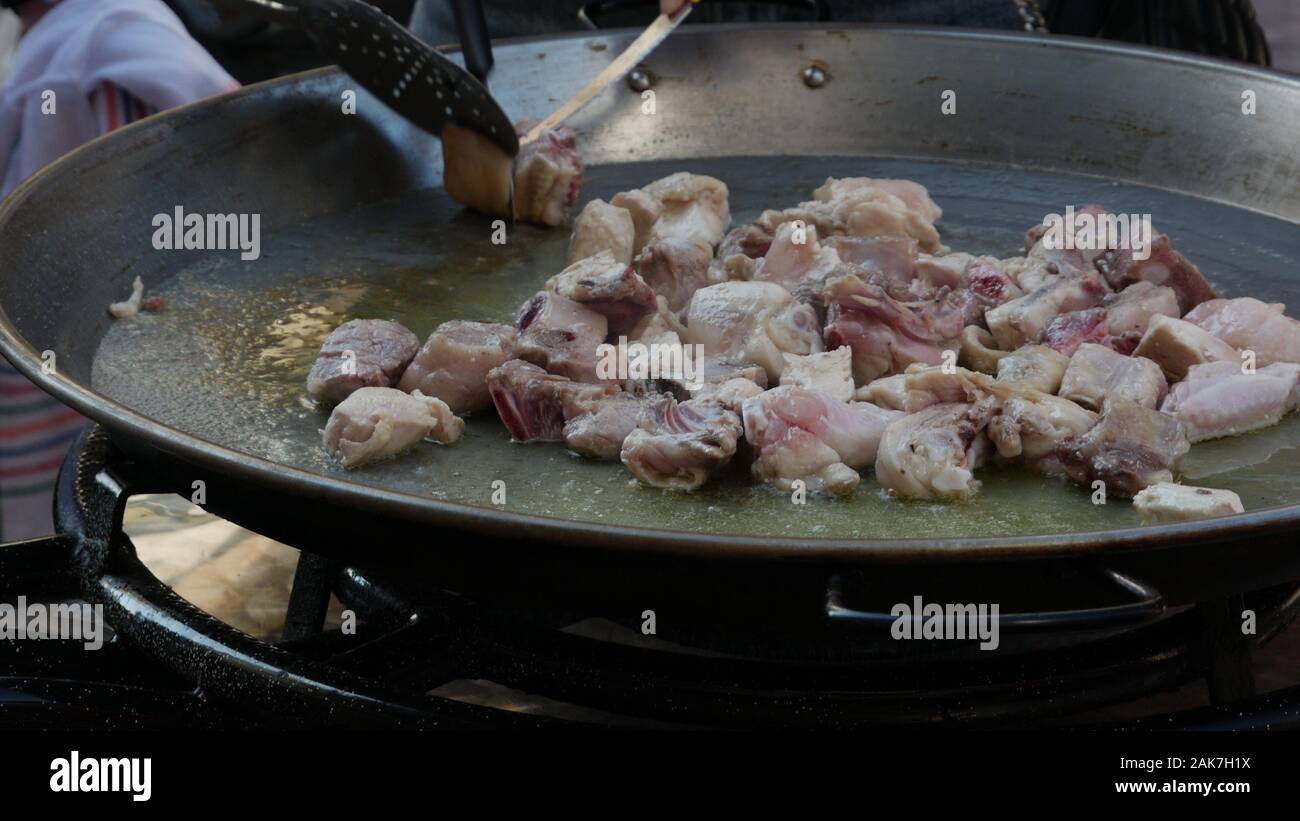 Eine köstliche Paella Kochen im Freien im Dorf von Cullera, die in der Gemeinschaft Valencia, in Spanien, in Europa befindet. Stockfoto