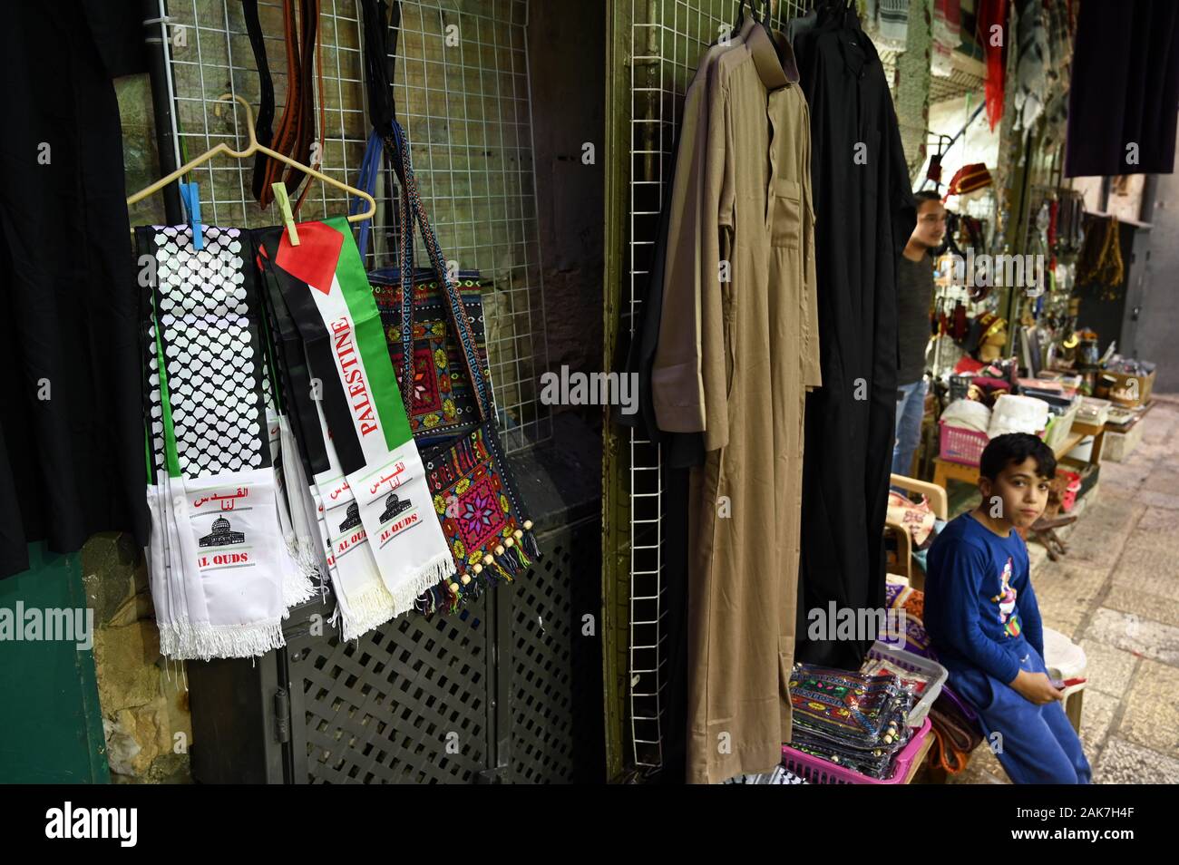 Arabische Jungen in einem Souvenirshop Stockfoto