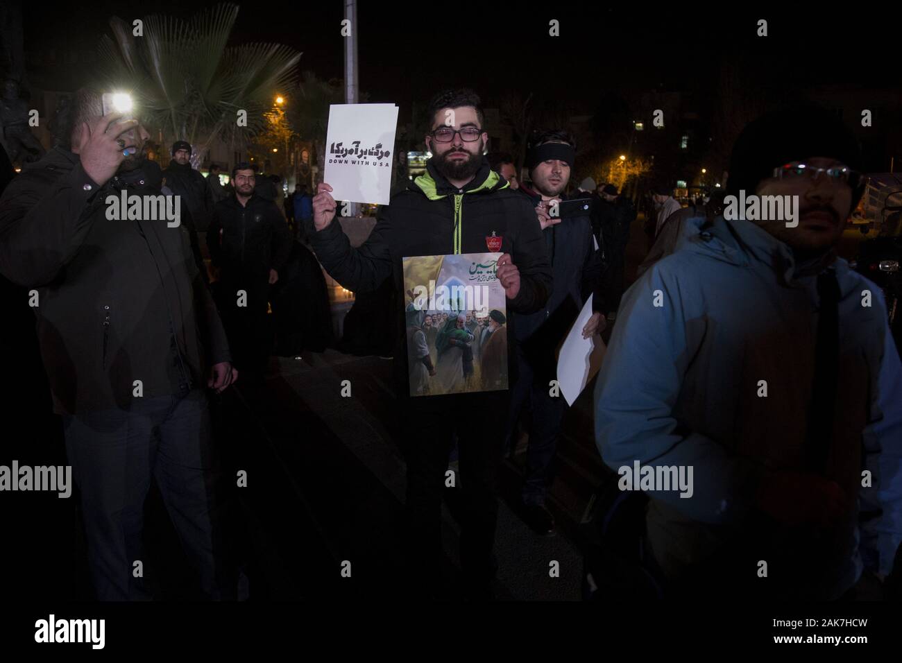 Teheran, Iran. 7 Jan, 2020. Iraner, die Teilnahme an einer Versammlung die Erinnerung an die ehemalige IRGC Qods Force Commander Qasem Soleimani im Zentrum von Teheran, Iran zu gedenken. Qasem Soleimani, der Leiter der iranischen islamischen Revolutionsgarden (IRGC) Quds Force getötet bei einem amerikanischen Luftangriff in Bagdad Flughafen am Freitag, 3. Januar 2020. Der Führer der Iranischen Revolutionären Garde drohte am Dienstag in die 'et Ablaze ' ' Ort von den Vereinigten Staaten unterstützt über die Tötung eines iranischen Fuehrung allgemein an einem US-amerikanischen Luftangriff letzte Woche. Credit: rouzbeh Fouladi/ZUMA Draht/Alamy leben Nachrichten Stockfoto