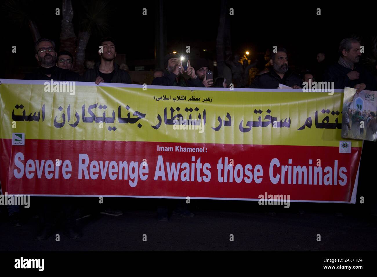 Teheran, Iran. 7 Jan, 2020. Iraner, die Teilnahme an einer Versammlung die Erinnerung an die ehemalige IRGC Qods Force Commander Qasem Soleimani im Zentrum von Teheran, Iran zu gedenken. Qasem Soleimani, der Leiter der iranischen islamischen Revolutionsgarden (IRGC) Quds Force getötet bei einem amerikanischen Luftangriff in Bagdad Flughafen am Freitag, 3. Januar 2020. Der Führer der Iranischen Revolutionären Garde drohte am Dienstag in die 'et Ablaze ' ' Ort von den Vereinigten Staaten unterstützt über die Tötung eines iranischen Fuehrung allgemein an einem US-amerikanischen Luftangriff letzte Woche. Credit: rouzbeh Fouladi/ZUMA Draht/Alamy leben Nachrichten Stockfoto