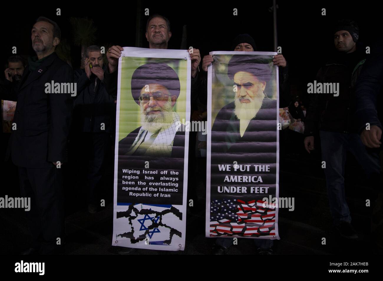 Teheran, Iran. 7 Jan, 2020. Iraner, die Teilnahme an einer Versammlung die Erinnerung an die ehemalige IRGC Qods Force Commander Qasem Soleimani im Zentrum von Teheran, Iran zu gedenken. Qasem Soleimani, der Leiter der iranischen islamischen Revolutionsgarden (IRGC) Quds Force getötet bei einem amerikanischen Luftangriff in Bagdad Flughafen am Freitag, 3. Januar 2020. Der Führer der Iranischen Revolutionären Garde drohte am Dienstag in die 'et Ablaze ' ' Ort von den Vereinigten Staaten unterstützt über die Tötung eines iranischen Fuehrung allgemein an einem US-amerikanischen Luftangriff letzte Woche. Credit: rouzbeh Fouladi/ZUMA Draht/Alamy leben Nachrichten Stockfoto