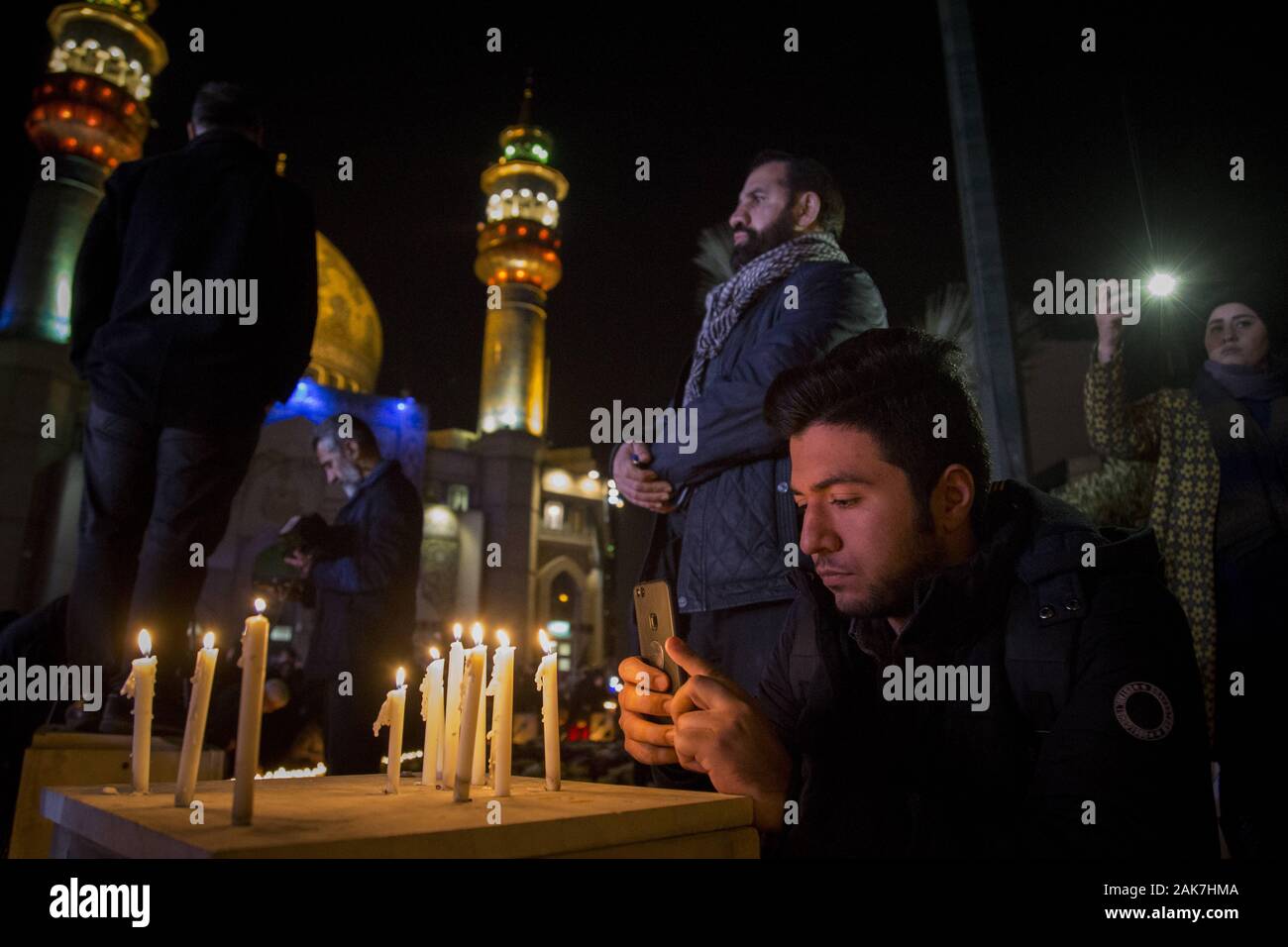 Teheran, Iran. 7 Jan, 2020. Iraner Kerzen während einer Versammlung die Erinnerung an die ehemalige IRGC Qods Force Commander Qasem Soleimani im Zentrum von Teheran, Iran zu gedenken. Qasem Soleimani, der Leiter der iranischen islamischen Revolutionsgarden (IRGC) Quds Force getötet bei einem amerikanischen Luftangriff in Bagdad Flughafen am Freitag, 3. Januar 2020. Der Führer der Iranischen Revolutionären Garde drohte am Dienstag in die 'et Ablaze ' ' Ort von den Vereinigten Staaten unterstützt über die Tötung eines iranischen Fuehrung allgemein an einem US-amerikanischen Luftangriff letzte Woche. Credit: rouzbeh Fouladi/ZUMA Draht/Alamy leben Nachrichten Stockfoto