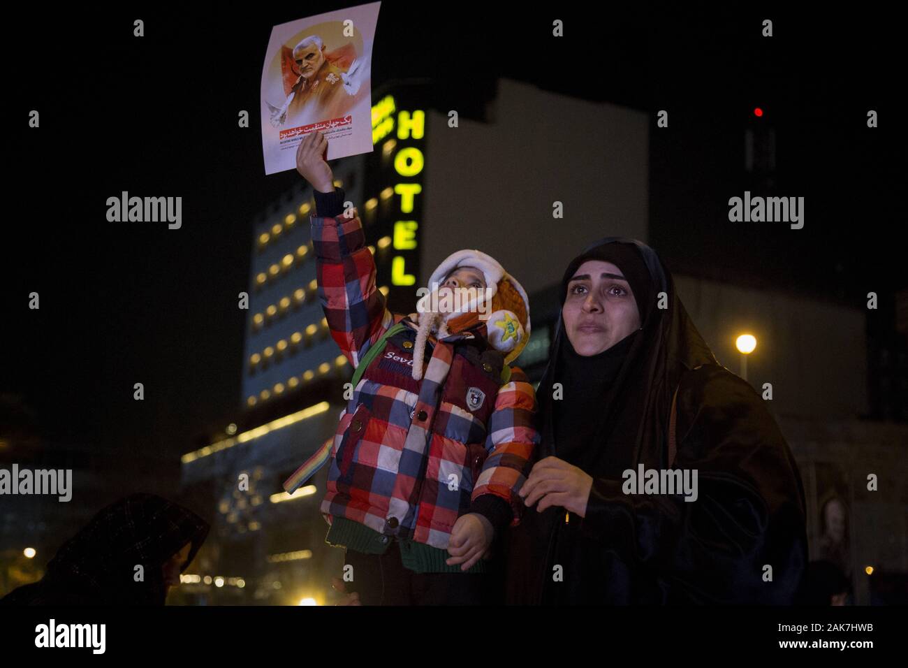 Teheran, Iran. 7 Jan, 2020. Iraner, die Teilnahme an einer Versammlung die Erinnerung an die ehemalige IRGC Qods Force Commander Qasem Soleimani im Zentrum von Teheran, Iran zu gedenken. Qasem Soleimani, der Leiter der iranischen islamischen Revolutionsgarden (IRGC) Quds Force getötet bei einem amerikanischen Luftangriff in Bagdad Flughafen am Freitag, 3. Januar 2020. Der Führer der Iranischen Revolutionären Garde drohte am Dienstag in die 'et Ablaze ' ' Ort von den Vereinigten Staaten unterstützt über die Tötung eines iranischen Fuehrung allgemein an einem US-amerikanischen Luftangriff letzte Woche. Credit: rouzbeh Fouladi/ZUMA Draht/Alamy leben Nachrichten Stockfoto