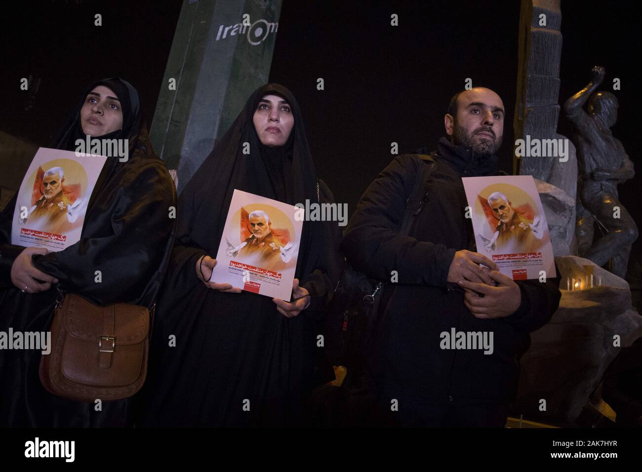 Teheran, Iran. 7 Jan, 2020. Iraner, die Teilnahme an einer Versammlung die Erinnerung an die ehemalige IRGC Qods Force Commander Qasem Soleimani im Zentrum von Teheran, Iran zu gedenken. Qasem Soleimani, der Leiter der iranischen islamischen Revolutionsgarden (IRGC) Quds Force getötet bei einem amerikanischen Luftangriff in Bagdad Flughafen am Freitag, 3. Januar 2020. Der Führer der Iranischen Revolutionären Garde drohte am Dienstag in die 'et Ablaze ' ' Ort von den Vereinigten Staaten unterstützt über die Tötung eines iranischen Fuehrung allgemein an einem US-amerikanischen Luftangriff letzte Woche. Credit: rouzbeh Fouladi/ZUMA Draht/Alamy leben Nachrichten Stockfoto