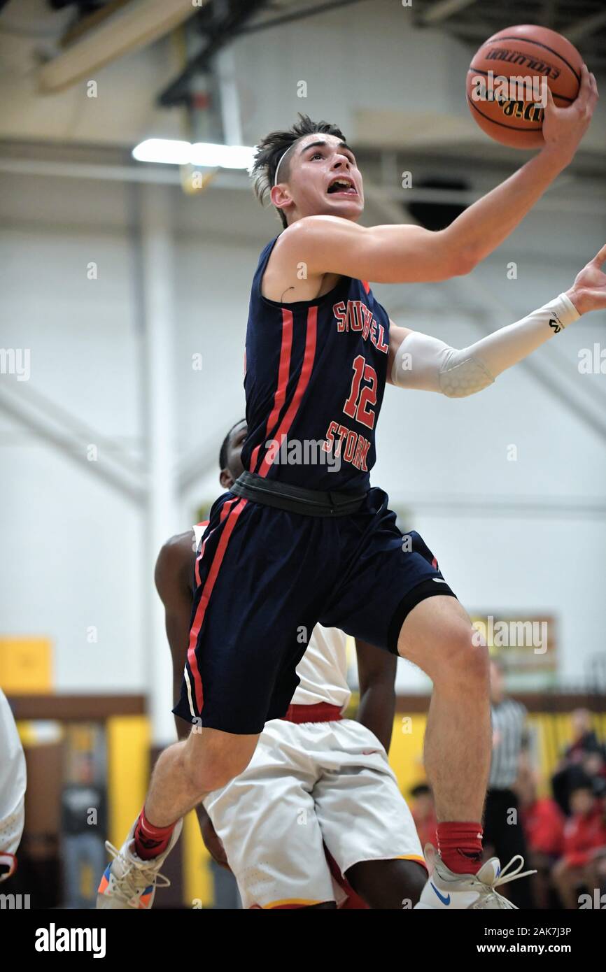 Ein high flying Player auf seinem Weg zu zwei-Punkt in den Reifen. USA. Stockfoto