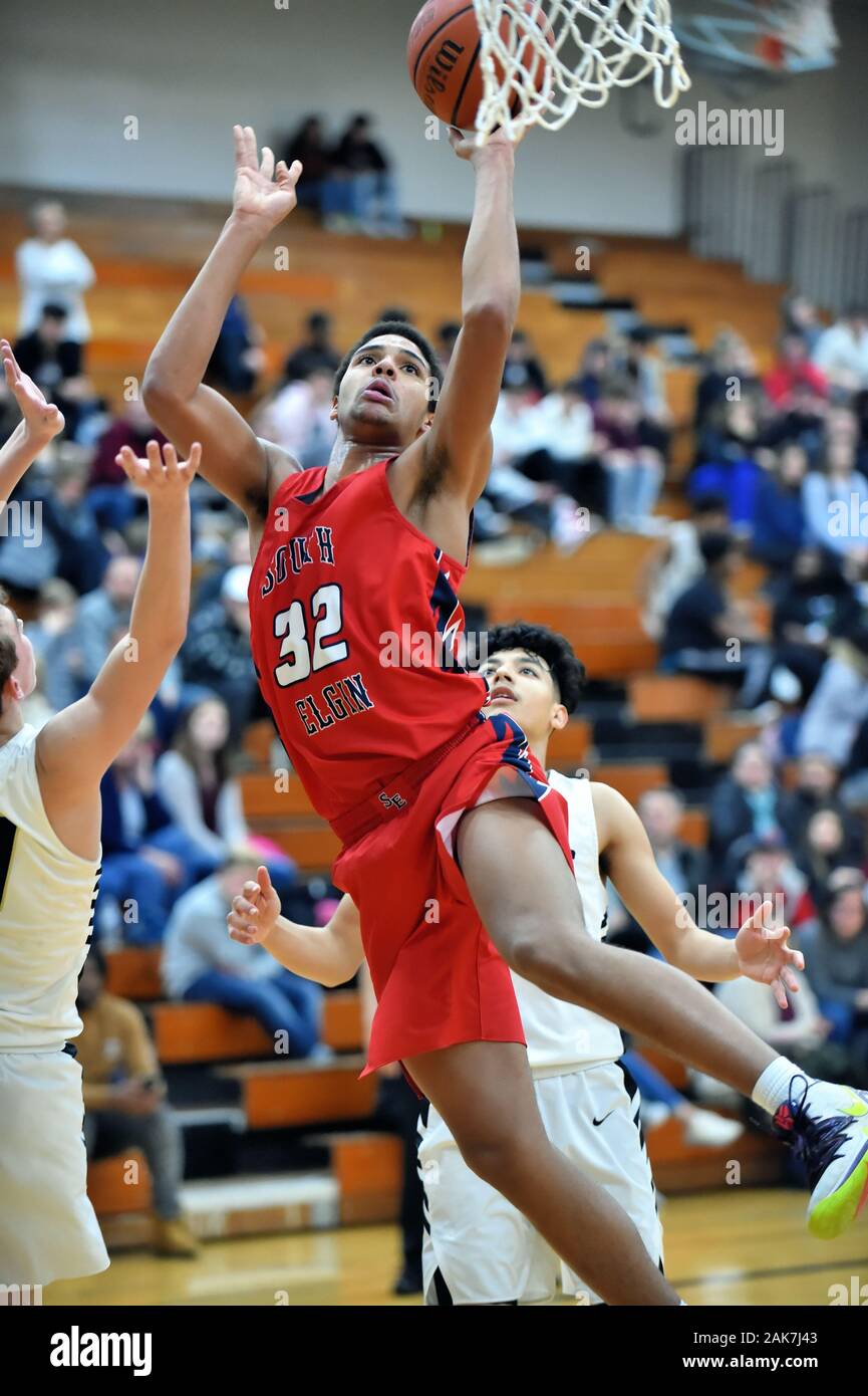 Spieler, der sich anschob, um einen Schuss unter den Hoop abzufeuern. USA. Stockfoto