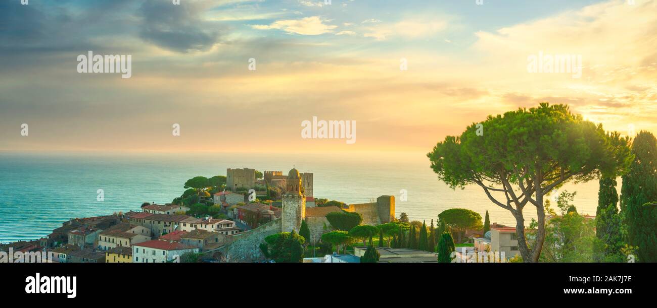 Castiglione della Pescaia, altes Dorf und Kiefer Panoramablick. Maremma, Toskana, Italien Europa Stockfoto