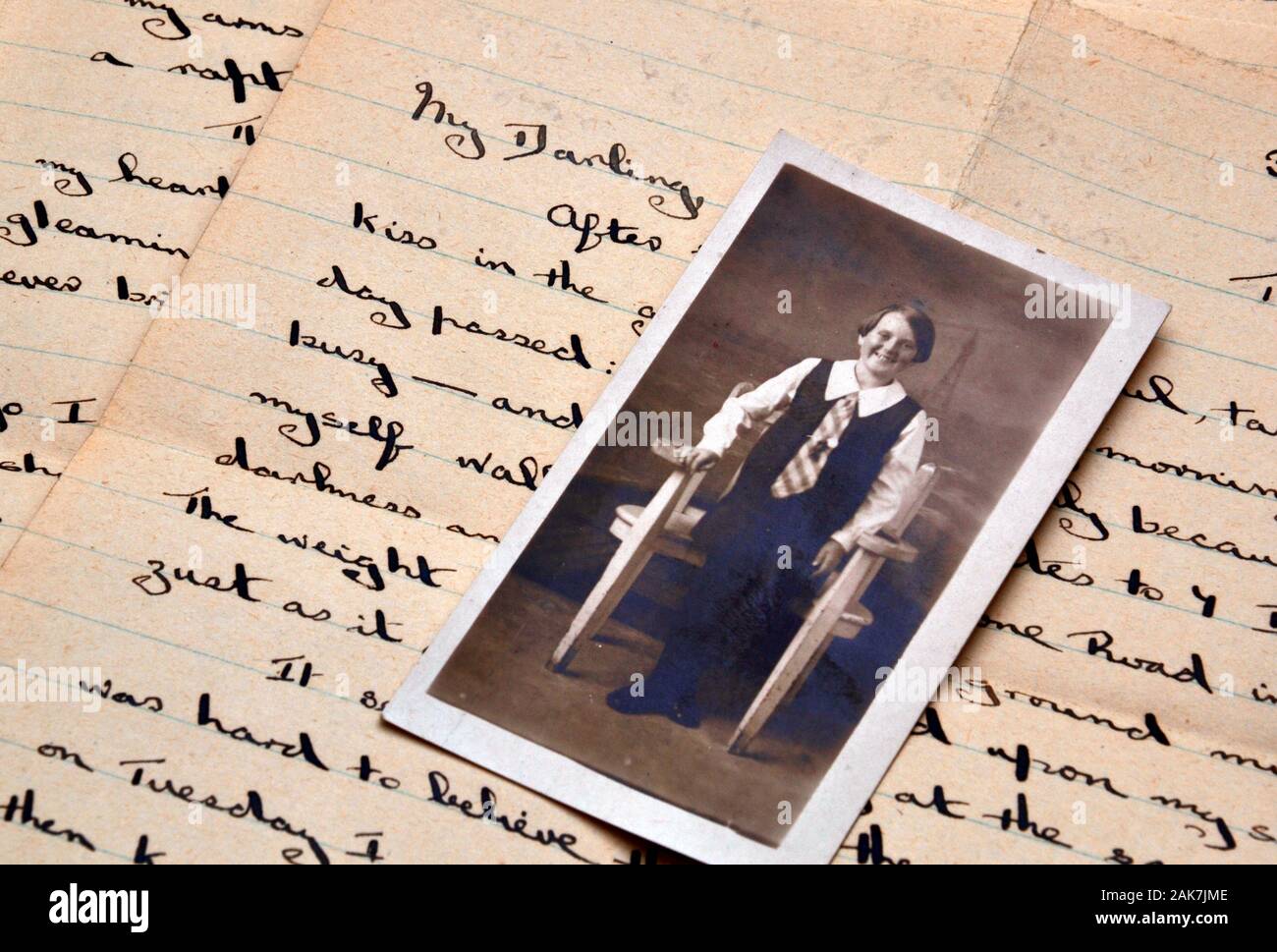 Ein altes schwarz-weiß Foto eines Jugendmädchens handschriftlich auf einem alten 1940er schreiben, das beginnt: "My Darling" Stockfoto