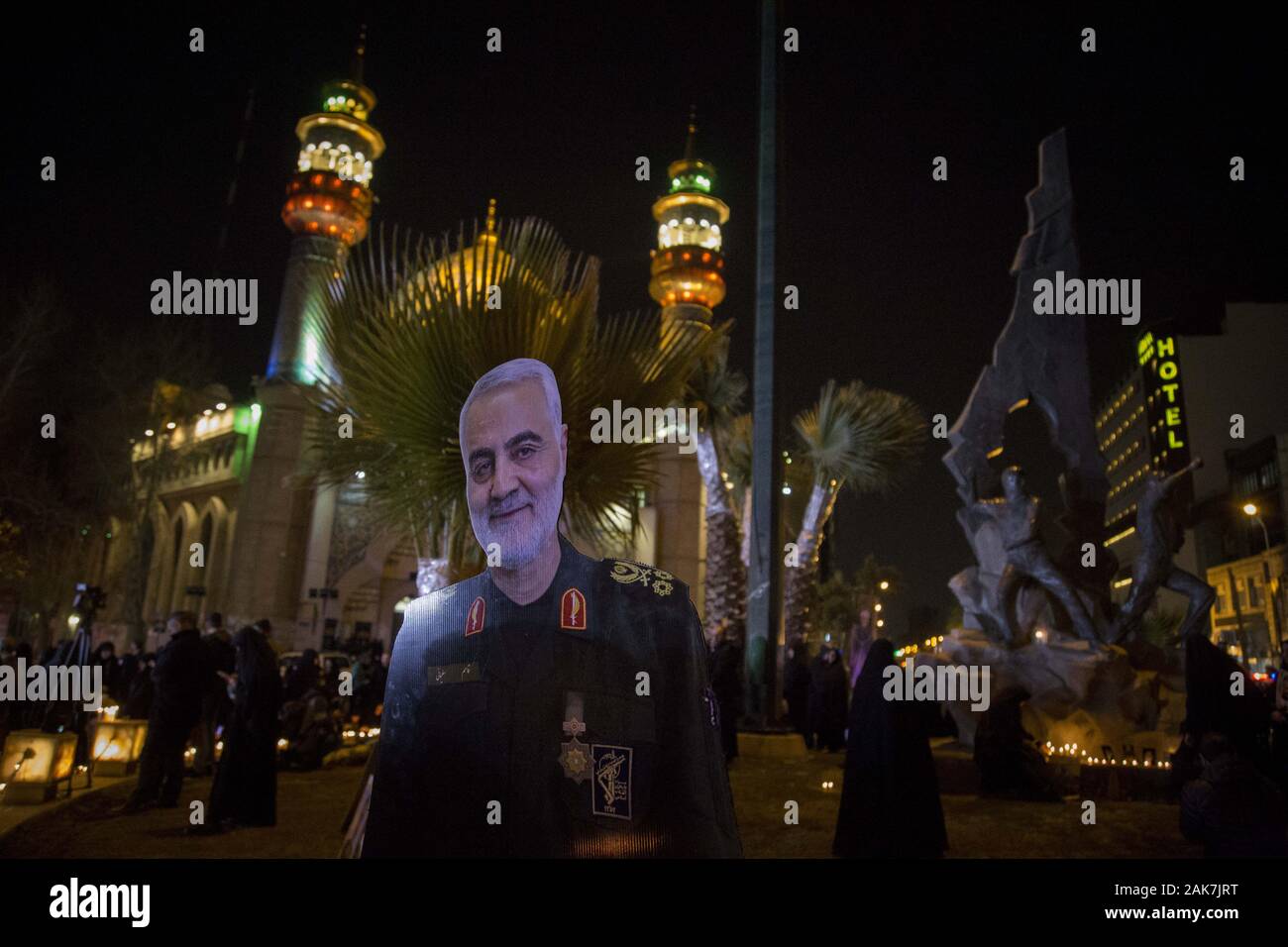 Teheran, Iran. 7 Jan, 2020. Iraner, die Teilnahme an einer Versammlung die Erinnerung an die ehemalige IRGC Qods Force Commander Qasem Soleimani im Zentrum von Teheran, Iran zu gedenken. Qasem Soleimani, der Leiter der iranischen islamischen Revolutionsgarden (IRGC) Quds Force getötet bei einem amerikanischen Luftangriff in Bagdad Flughafen am Freitag, 3. Januar 2020. Der Führer der Iranischen Revolutionären Garde drohte am Dienstag in die 'et Ablaze ' ' Ort von den Vereinigten Staaten unterstützt über die Tötung eines iranischen Fuehrung allgemein an einem US-amerikanischen Luftangriff letzte Woche. Credit: rouzbeh Fouladi/ZUMA Draht/Alamy leben Nachrichten Stockfoto