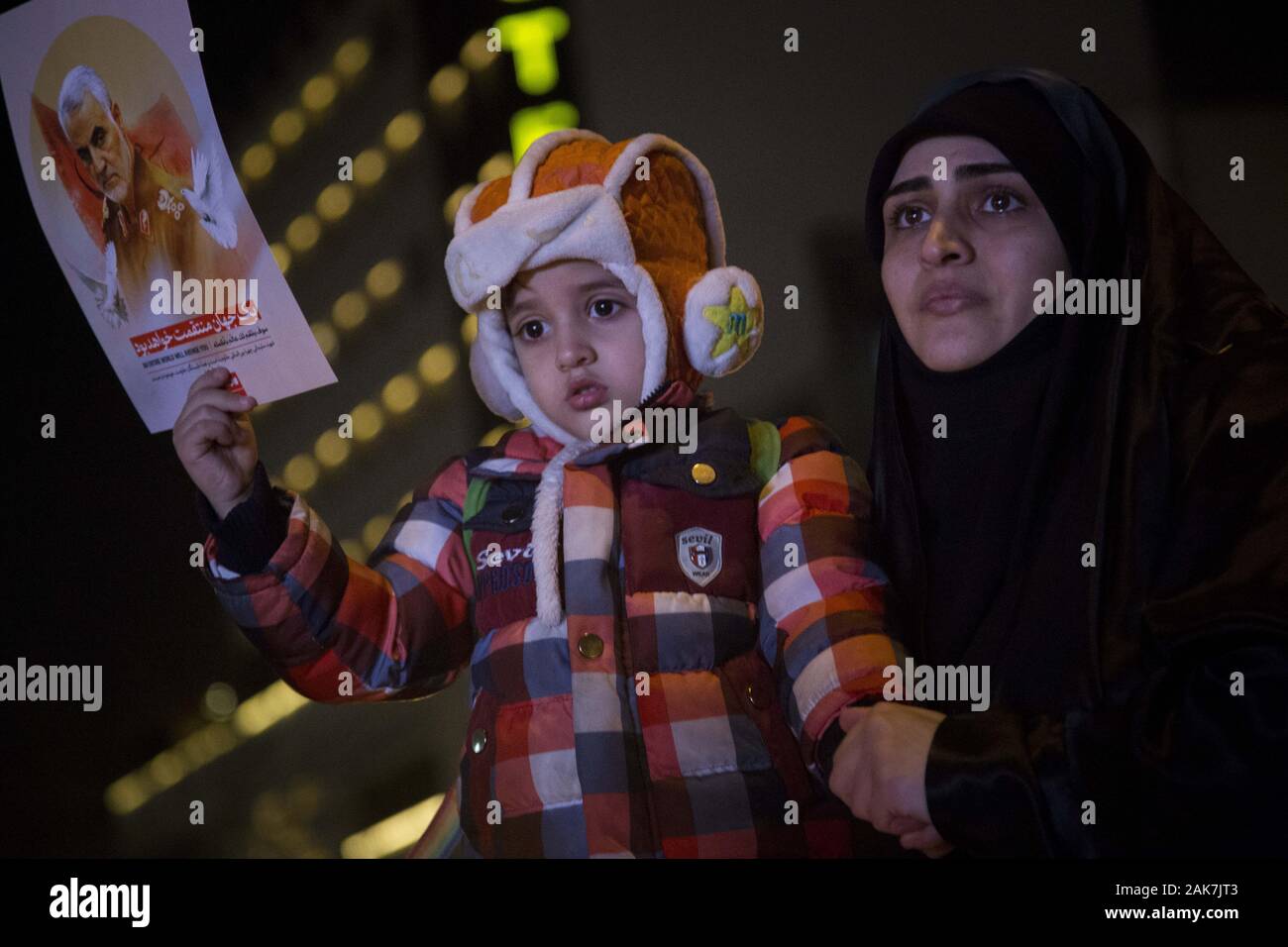 Teheran, Iran. 7 Jan, 2020. Iraner, die Teilnahme an einer Versammlung die Erinnerung an die ehemalige IRGC Qods Force Commander Qasem Soleimani im Zentrum von Teheran, Iran zu gedenken. Qasem Soleimani, der Leiter der iranischen islamischen Revolutionsgarden (IRGC) Quds Force getötet bei einem amerikanischen Luftangriff in Bagdad Flughafen am Freitag, 3. Januar 2020. Der Führer der Iranischen Revolutionären Garde drohte am Dienstag in die 'et Ablaze ' ' Ort von den Vereinigten Staaten unterstützt über die Tötung eines iranischen Fuehrung allgemein an einem US-amerikanischen Luftangriff letzte Woche. Credit: rouzbeh Fouladi/ZUMA Draht/Alamy leben Nachrichten Stockfoto