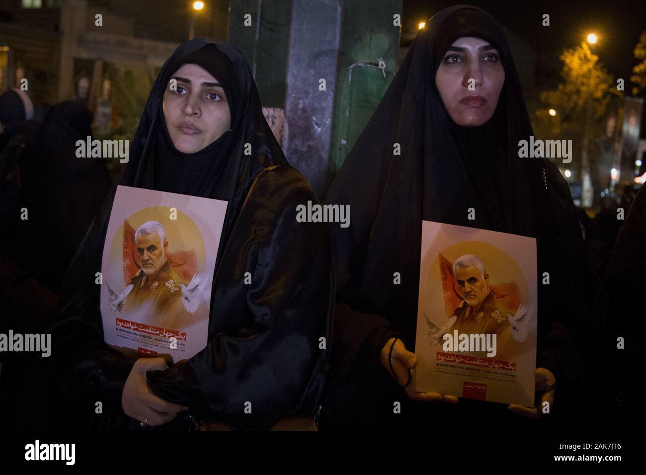 Teheran, Iran. 7 Jan, 2020. Iraner, die Teilnahme an einer Versammlung die Erinnerung an die ehemalige IRGC Qods Force Commander Qasem Soleimani im Zentrum von Teheran, Iran zu gedenken. Qasem Soleimani, der Leiter der iranischen islamischen Revolutionsgarden (IRGC) Quds Force getötet bei einem amerikanischen Luftangriff in Bagdad Flughafen am Freitag, 3. Januar 2020. Der Führer der Iranischen Revolutionären Garde drohte am Dienstag in die 'et Ablaze ' ' Ort von den Vereinigten Staaten unterstützt über die Tötung eines iranischen Fuehrung allgemein an einem US-amerikanischen Luftangriff letzte Woche. Credit: rouzbeh Fouladi/ZUMA Draht/Alamy leben Nachrichten Stockfoto