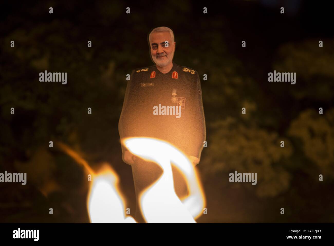 Teheran, Iran. 7 Jan, 2020. Iraner, die Teilnahme an einer Versammlung die Erinnerung an die ehemalige IRGC Qods Force Commander Qasem Soleimani im Zentrum von Teheran, Iran zu gedenken. Qasem Soleimani, der Leiter der iranischen islamischen Revolutionsgarden (IRGC) Quds Force getötet bei einem amerikanischen Luftangriff in Bagdad Flughafen am Freitag, 3. Januar 2020. Der Führer der Iranischen Revolutionären Garde drohte am Dienstag in die 'et Ablaze ' ' Ort von den Vereinigten Staaten unterstützt über die Tötung eines iranischen Fuehrung allgemein an einem US-amerikanischen Luftangriff letzte Woche. Credit: rouzbeh Fouladi/ZUMA Draht/Alamy leben Nachrichten Stockfoto