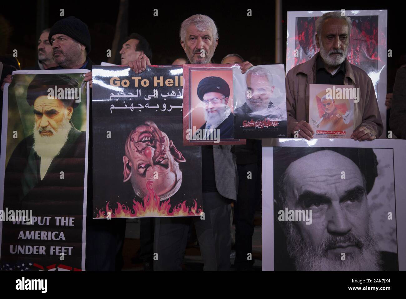 Teheran, Iran. 7 Jan, 2020. Iraner, die Teilnahme an einer Versammlung die Erinnerung an die ehemalige IRGC Qods Force Commander Qasem Soleimani im Zentrum von Teheran, Iran zu gedenken. Qasem Soleimani, der Leiter der iranischen islamischen Revolutionsgarden (IRGC) Quds Force getötet bei einem amerikanischen Luftangriff in Bagdad Flughafen am Freitag, 3. Januar 2020. Der Führer der Iranischen Revolutionären Garde drohte am Dienstag in die 'et Ablaze ' ' Ort von den Vereinigten Staaten unterstützt über die Tötung eines iranischen Fuehrung allgemein an einem US-amerikanischen Luftangriff letzte Woche. Credit: rouzbeh Fouladi/ZUMA Draht/Alamy leben Nachrichten Stockfoto