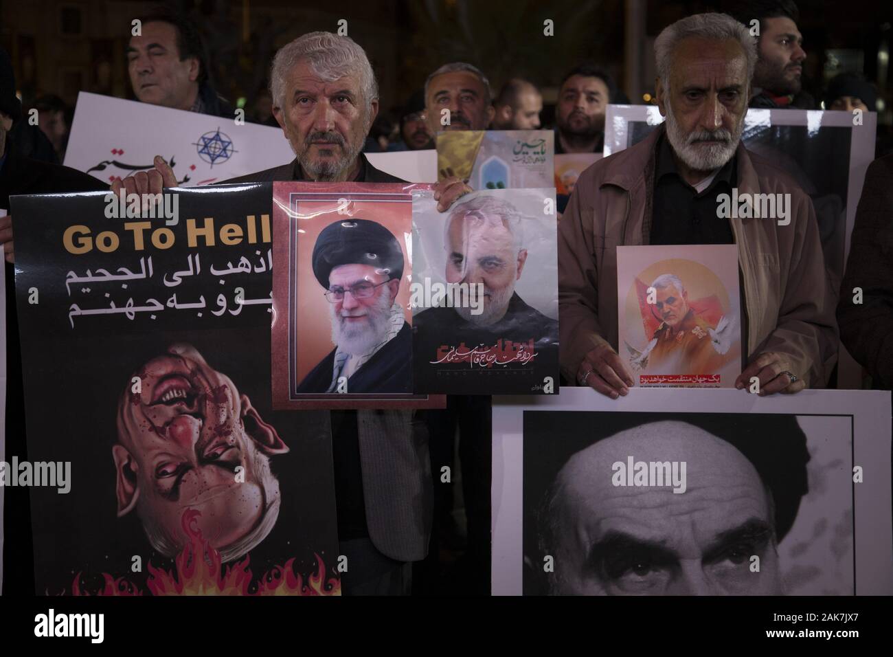 Teheran, Iran. 7 Jan, 2020. Iraner, die Teilnahme an einer Versammlung die Erinnerung an die ehemalige IRGC Qods Force Commander Qasem Soleimani im Zentrum von Teheran, Iran zu gedenken. Qasem Soleimani, der Leiter der iranischen islamischen Revolutionsgarden (IRGC) Quds Force getötet bei einem amerikanischen Luftangriff in Bagdad Flughafen am Freitag, 3. Januar 2020. Der Führer der Iranischen Revolutionären Garde drohte am Dienstag in die 'et Ablaze ' ' Ort von den Vereinigten Staaten unterstützt über die Tötung eines iranischen Fuehrung allgemein an einem US-amerikanischen Luftangriff letzte Woche. Credit: rouzbeh Fouladi/ZUMA Draht/Alamy leben Nachrichten Stockfoto