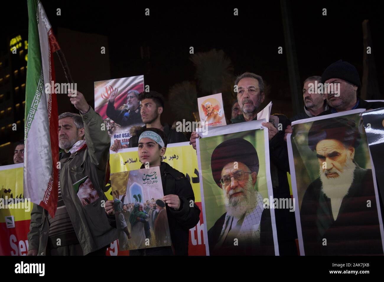 Teheran, Iran. 7 Jan, 2020. Iraner, die Teilnahme an einer Versammlung die Erinnerung an die ehemalige IRGC Qods Force Commander Qasem Soleimani im Zentrum von Teheran, Iran zu gedenken. Qasem Soleimani, der Leiter der iranischen islamischen Revolutionsgarden (IRGC) Quds Force getötet bei einem amerikanischen Luftangriff in Bagdad Flughafen am Freitag, 3. Januar 2020. Der Führer der Iranischen Revolutionären Garde drohte am Dienstag in die 'et Ablaze ' ' Ort von den Vereinigten Staaten unterstützt über die Tötung eines iranischen Fuehrung allgemein an einem US-amerikanischen Luftangriff letzte Woche. Credit: rouzbeh Fouladi/ZUMA Draht/Alamy leben Nachrichten Stockfoto