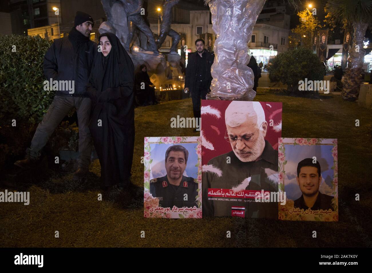 Teheran, Iran. 7 Jan, 2020. Iraner, die Teilnahme an einer Versammlung die Erinnerung an die ehemalige IRGC Qods Force Commander Qasem Soleimani im Zentrum von Teheran, Iran zu gedenken. Qasem Soleimani, der Leiter der iranischen islamischen Revolutionsgarden (IRGC) Quds Force getötet bei einem amerikanischen Luftangriff in Bagdad Flughafen am Freitag, 3. Januar 2020. Der Führer der Iranischen Revolutionären Garde drohte am Dienstag in die 'et Ablaze ' ' Ort von den Vereinigten Staaten unterstützt über die Tötung eines iranischen Fuehrung allgemein an einem US-amerikanischen Luftangriff letzte Woche. Credit: rouzbeh Fouladi/ZUMA Draht/Alamy leben Nachrichten Stockfoto