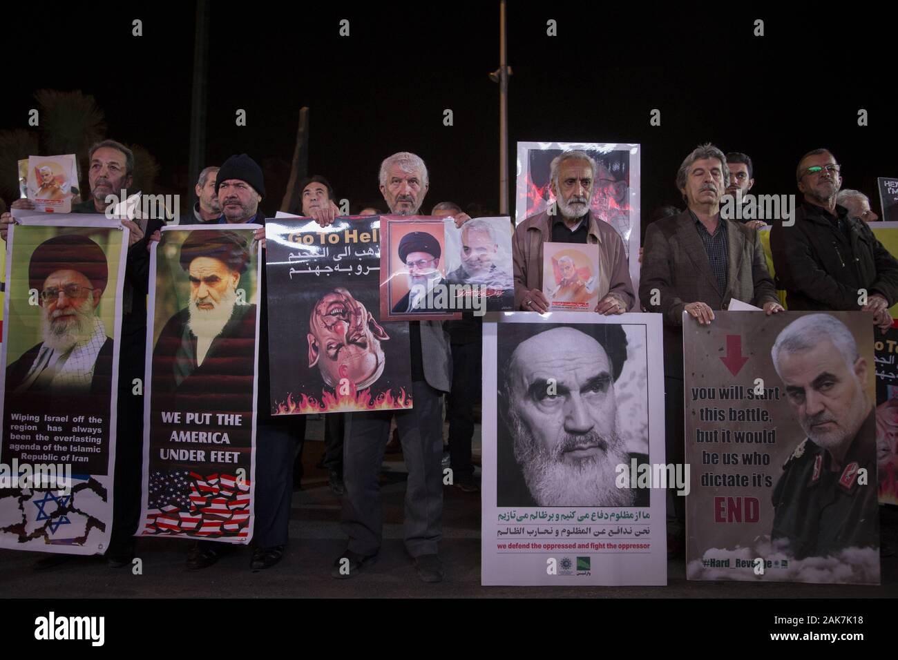 Teheran, Iran. 7 Jan, 2020. Iraner, die Teilnahme an einer Versammlung die Erinnerung an die ehemalige IRGC Qods Force Commander Qasem Soleimani im Zentrum von Teheran, Iran zu gedenken. Qasem Soleimani, der Leiter der iranischen islamischen Revolutionsgarden (IRGC) Quds Force getötet bei einem amerikanischen Luftangriff in Bagdad Flughafen am Freitag, 3. Januar 2020. Der Führer der Iranischen Revolutionären Garde drohte am Dienstag in die 'et Ablaze ' ' Ort von den Vereinigten Staaten unterstützt über die Tötung eines iranischen Fuehrung allgemein an einem US-amerikanischen Luftangriff letzte Woche. Credit: rouzbeh Fouladi/ZUMA Draht/Alamy leben Nachrichten Stockfoto