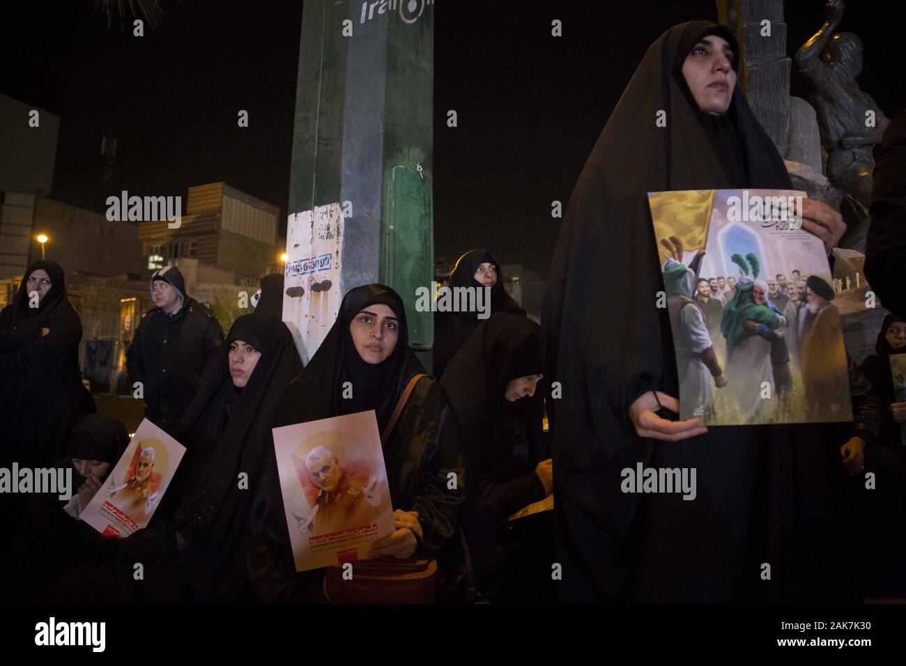 Teheran, Iran. 7 Jan, 2020. Iraner, die Teilnahme an einer Versammlung die Erinnerung an die ehemalige IRGC Qods Force Commander Qasem Soleimani im Zentrum von Teheran, Iran zu gedenken. Qasem Soleimani, der Leiter der iranischen islamischen Revolutionsgarden (IRGC) Quds Force getötet bei einem amerikanischen Luftangriff in Bagdad Flughafen am Freitag, 3. Januar 2020. Der Führer der Iranischen Revolutionären Garde drohte am Dienstag in die 'et Ablaze ' ' Ort von den Vereinigten Staaten unterstützt über die Tötung eines iranischen Fuehrung allgemein an einem US-amerikanischen Luftangriff letzte Woche. Credit: rouzbeh Fouladi/ZUMA Draht/Alamy leben Nachrichten Stockfoto