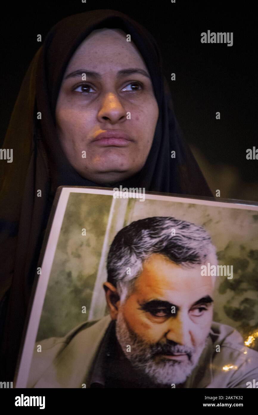 Teheran, Iran. 7 Jan, 2020. Iraner, die Teilnahme an einer Versammlung die Erinnerung an die ehemalige IRGC Qods Force Commander Qasem Soleimani im Zentrum von Teheran, Iran zu gedenken. Qasem Soleimani, der Leiter der iranischen islamischen Revolutionsgarden (IRGC) Quds Force getötet bei einem amerikanischen Luftangriff in Bagdad Flughafen am Freitag, 3. Januar 2020. Der Führer der Iranischen Revolutionären Garde drohte am Dienstag in die 'et Ablaze ' ' Ort von den Vereinigten Staaten unterstützt über die Tötung eines iranischen Fuehrung allgemein an einem US-amerikanischen Luftangriff letzte Woche. Credit: rouzbeh Fouladi/ZUMA Draht/Alamy leben Nachrichten Stockfoto