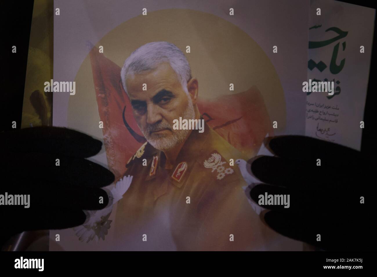 Teheran, Iran. 7 Jan, 2020. Iraner, die Teilnahme an einer Versammlung die Erinnerung an die ehemalige IRGC Qods Force Commander Qasem Soleimani im Zentrum von Teheran, Iran zu gedenken. Qasem Soleimani, der Leiter der iranischen islamischen Revolutionsgarden (IRGC) Quds Force getötet bei einem amerikanischen Luftangriff in Bagdad Flughafen am Freitag, 3. Januar 2020. Der Führer der Iranischen Revolutionären Garde drohte am Dienstag in die 'et Ablaze ' ' Ort von den Vereinigten Staaten unterstützt über die Tötung eines iranischen Fuehrung allgemein an einem US-amerikanischen Luftangriff letzte Woche. Credit: rouzbeh Fouladi/ZUMA Draht/Alamy leben Nachrichten Stockfoto