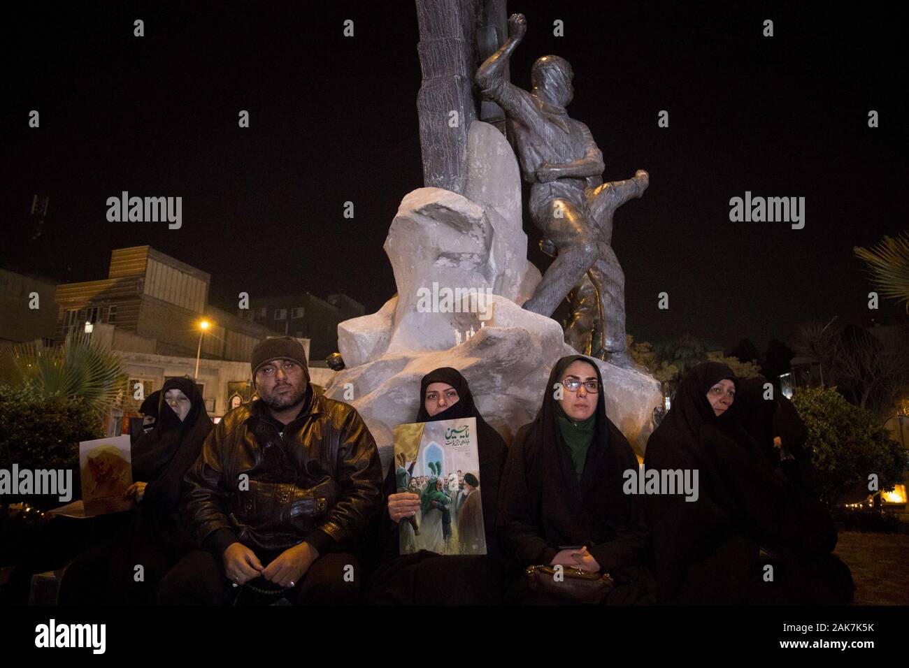 Teheran, Iran. 7 Jan, 2020. Iraner, die Teilnahme an einer Versammlung die Erinnerung an die ehemalige IRGC Qods Force Commander Qasem Soleimani im Zentrum von Teheran, Iran zu gedenken. Qasem Soleimani, der Leiter der iranischen islamischen Revolutionsgarden (IRGC) Quds Force getötet bei einem amerikanischen Luftangriff in Bagdad Flughafen am Freitag, 3. Januar 2020. Der Führer der Iranischen Revolutionären Garde drohte am Dienstag in die 'et Ablaze ' ' Ort von den Vereinigten Staaten unterstützt über die Tötung eines iranischen Fuehrung allgemein an einem US-amerikanischen Luftangriff letzte Woche. Credit: rouzbeh Fouladi/ZUMA Draht/Alamy leben Nachrichten Stockfoto